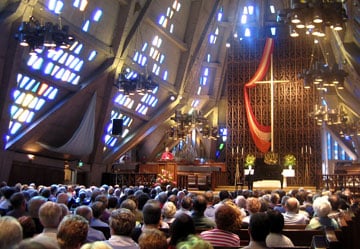 A worship service at First United Methodist Church of Palo Alto, Calif., includes hymns sung in both Spanish and English. A UMNS photo by Deborah White.