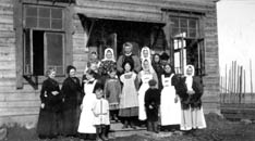 Women and children stand at the steps  of the Ottilie Simons Children’s Home in Handrovo, Russia. A UMNS photo courtesy of the United Methodist Commission  on Archives and History.