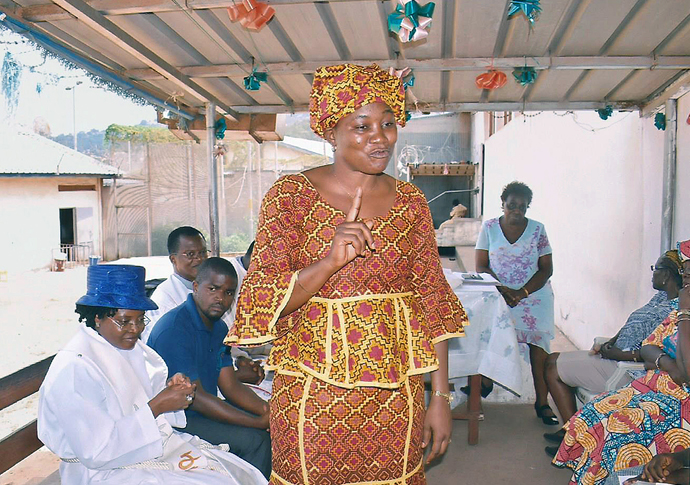 United Methodist regional missionary Finda Quiwa encourages incarcerated women in Freetown, Sierra Leone to “Never give up. Trust God, and things will change.” Photo by Phileas Jusu, UMNS.