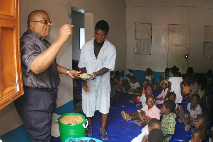 The Rev. Leonardo García (left) leads a program that feeds more than 500 children every Sunday after worship service at Central United Methodist Church in Quessua. “This lunch is, for some of those kids, the only balanced and nutritious meal that they received during the week,” García said. Photo by the Rev. Gustavo Vasquez, UMNS.