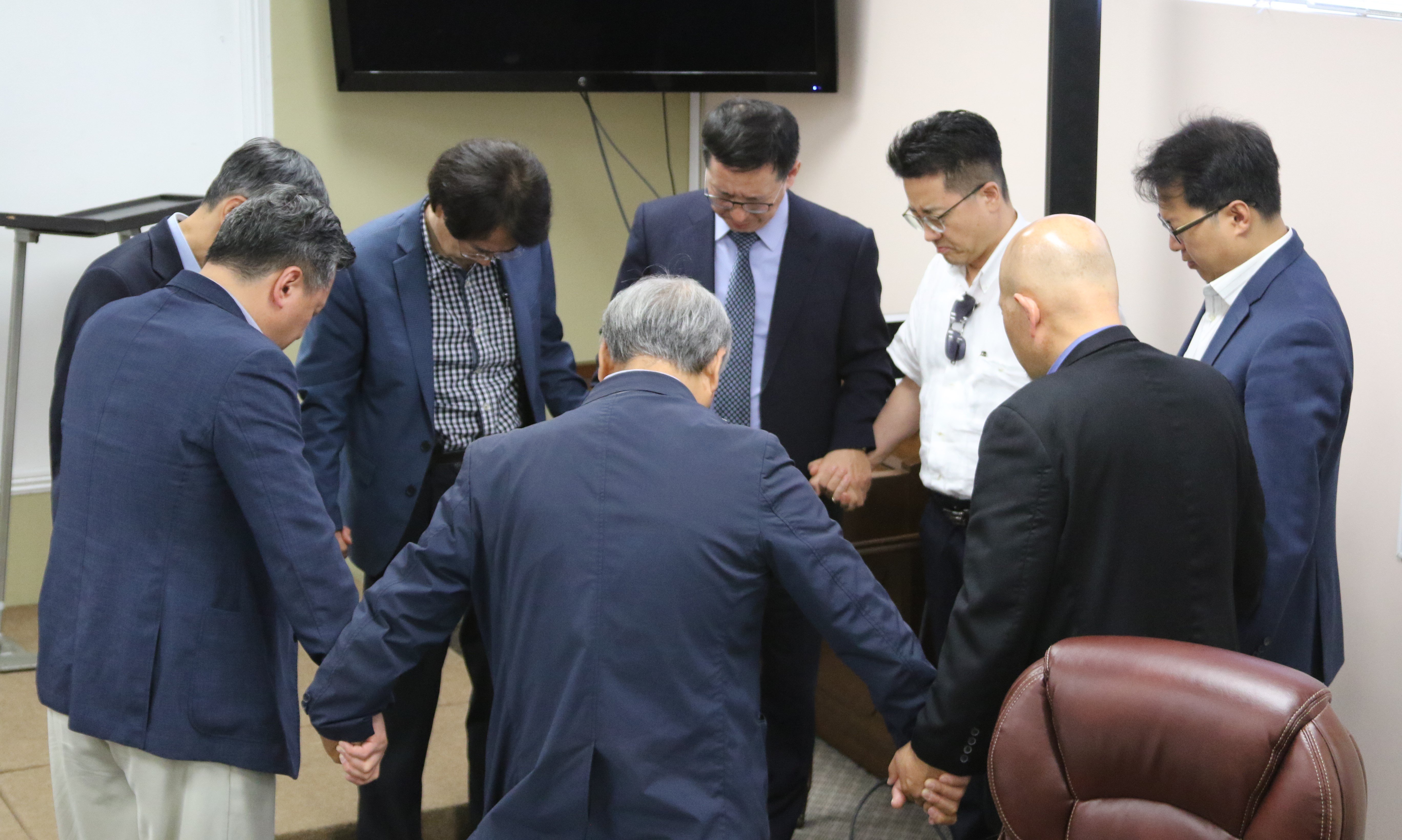 Korean Methodists and Bishops praying in unison. Photo by Thomas Kim, UMNS