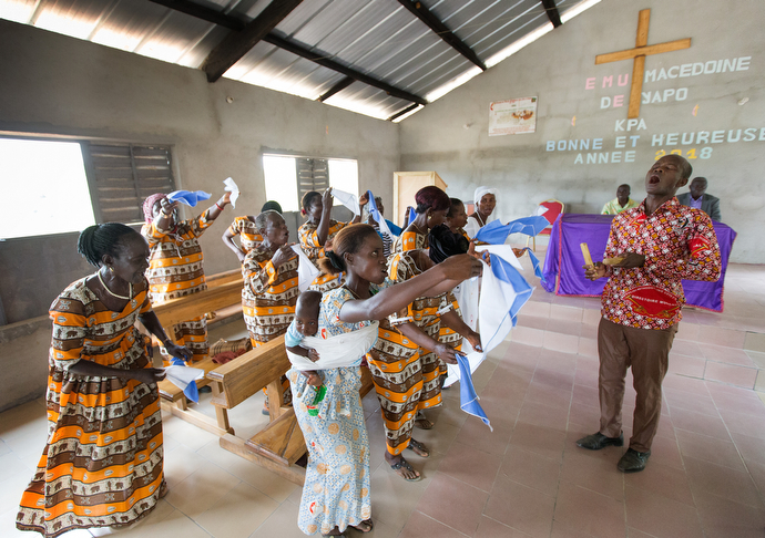 Martin Edi Ori (right) conducts the choir at Macedonia United Methodist Church in Yapo-Kpa. Photo by Mike DuBose, UMNS.