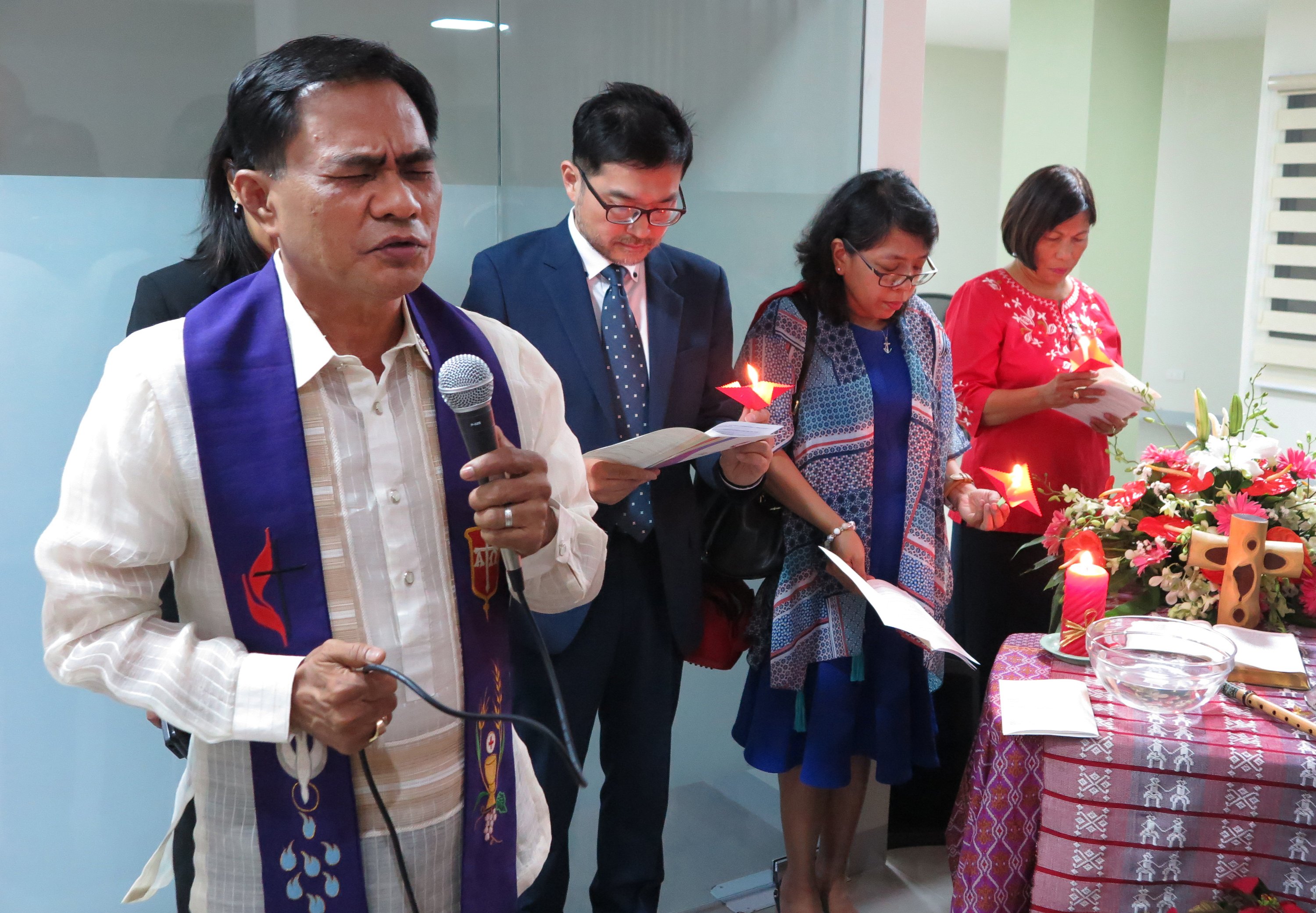 Bishop Rodolfo A. Juan leads a prayer. Photo by Tim Tanton, UMNS. 