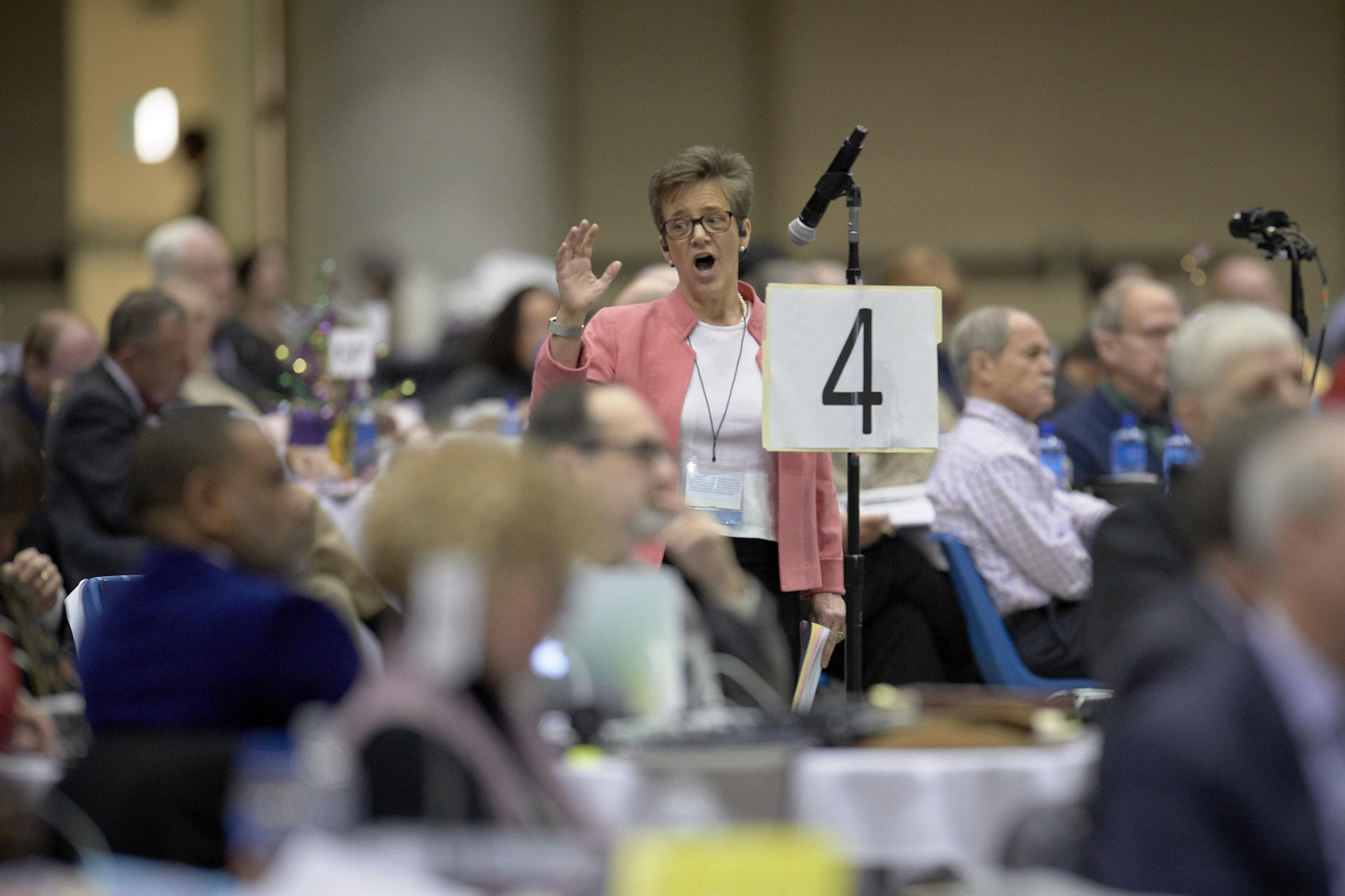 La révérende Rebekah Miles, déléguée de la Conférence de l'Arkansas, prend la parole lors de la Conférence Générale 2019 de l’Eglise Méthodiste Unie à Saint-Louis. Miles s'est prononcée en faveur du report de la question du Plan Traditionnel, qu’elle désapprouve. Photo de Paul Jeffrey, UMNS.