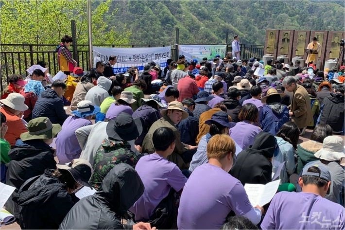 <비무장지대 평화인간띠운동> 기간에 화천에 있는 ‘세계 평화의 종’ 공원에서 한국기독교교회협의회 주최로 열린 평화 예배에 천 명 이상이 운집하였다. 사진 제공: 한국기독교교회협의회(NCCK)