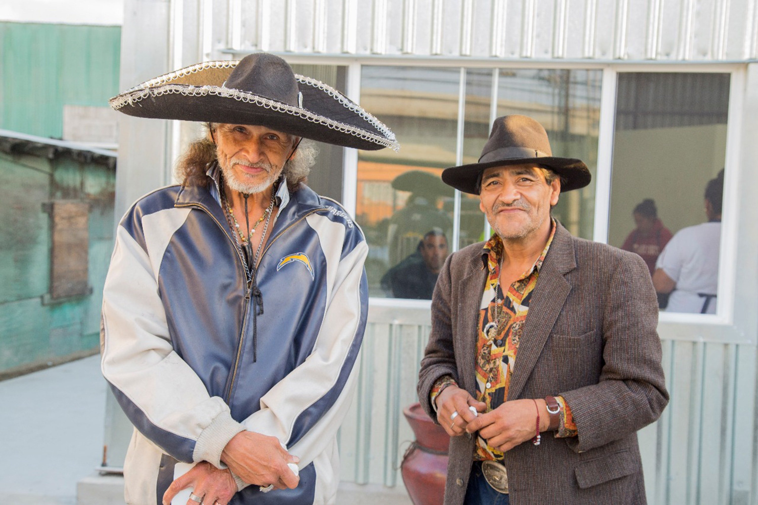 Un par de migrantes atendidos por la Cocina Tijuana de la Iglesia Metodista de México, que está aumentando el servicio gracias a la subvención de UMCOR. Foto por Rubén Velarde Navarro, IMMAR.