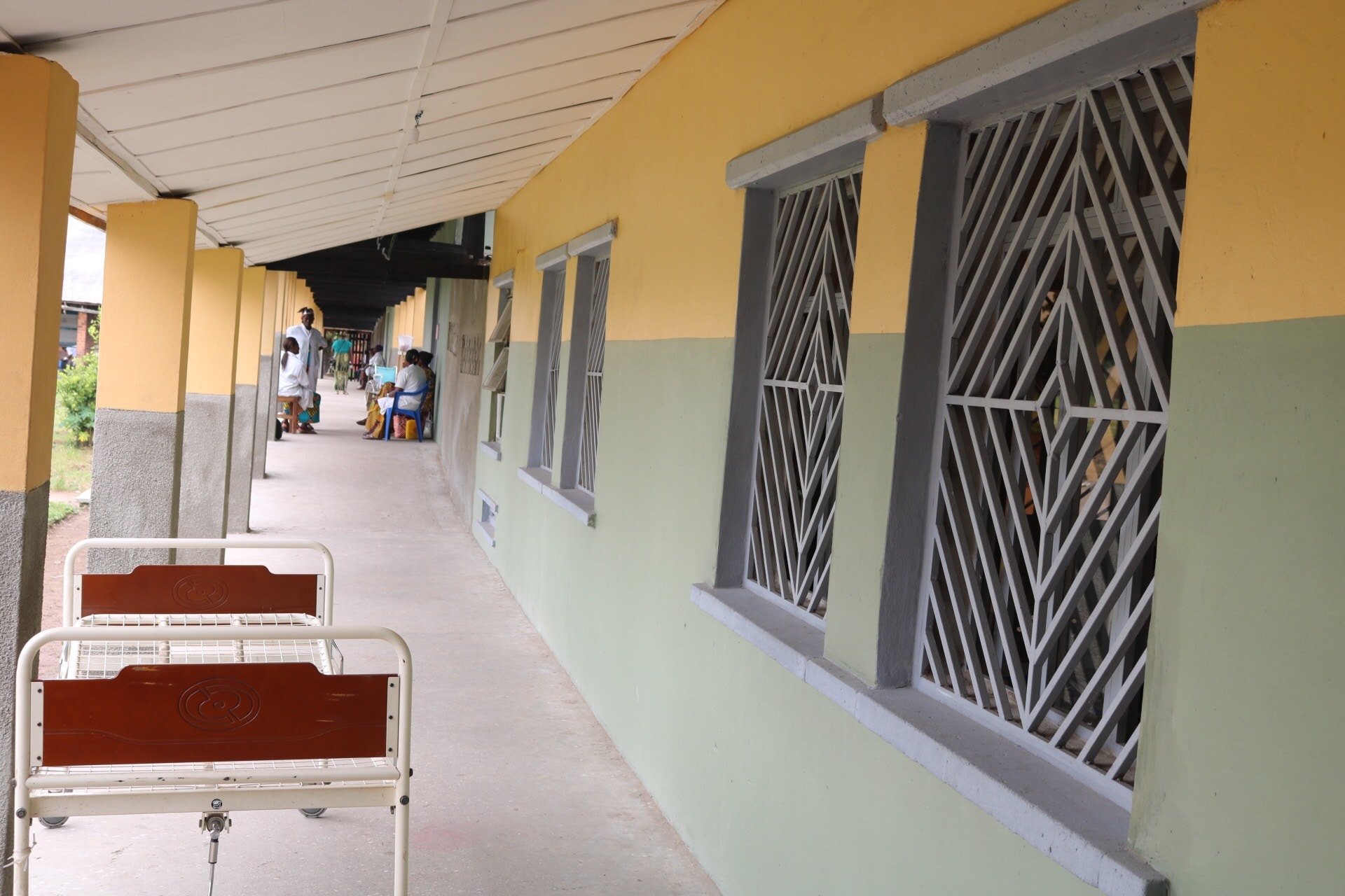 La vue d’une partie du bâtiment de l’hôpital réhabilité. L’Hôpital Général de référence Wembo-Nyama, construit en 1957 par les premiers Missionnaires Nyama n’a jamais bénéficié d’un entretien profond. Photo de François Omanyondo, UM News.