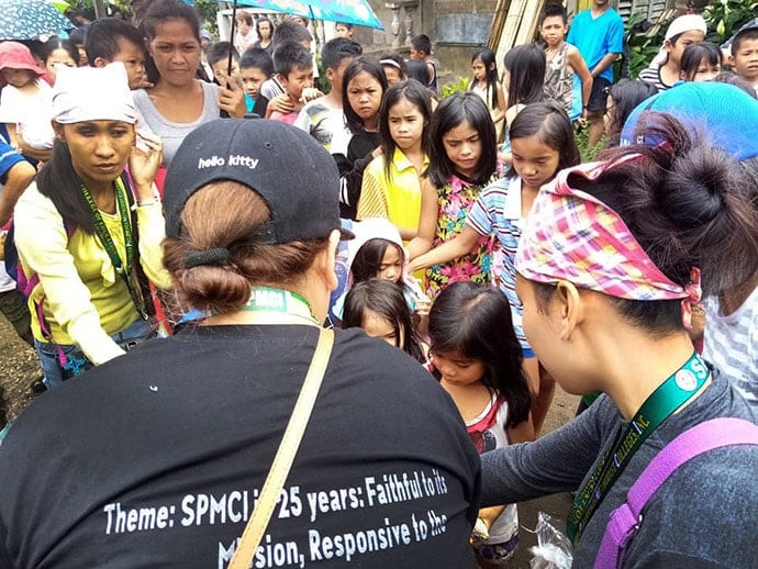 Ka-Tambayayong, supported by Kabacan Central United Methodist Church, distributes relief supplies to earthquake survivors Nov. 5 in Sitio Biangan of Makilala, Philippines. Photo courtesy of Rhea Jane Mella Donisa.