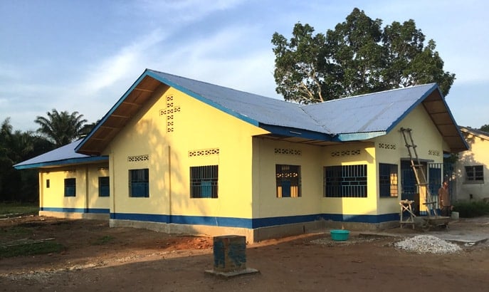 Une vue extérieure de la maternité de Diengenga dans la Conférence Annuelle du Congo Central. L'Eglise Méthodiste Unie a construit et équipé des maternités pour permettre aux femmes d'accoucher dans des meilleures conditions. Photo de François Omanyondo Djonga, UMNS.