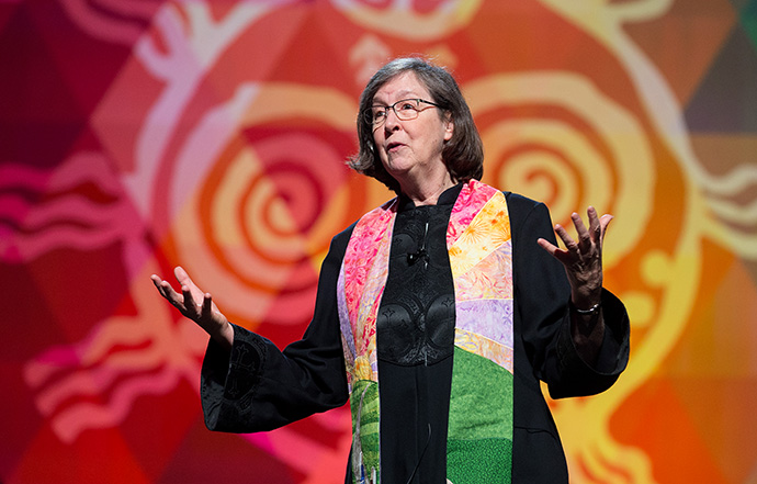 L'évêque Elaine Stanovsky donne le sermon pendant un culte matinal à la Conférence Générale de 2016 de l’Eglise Méthodiste Unie à Portland, dans l’Oregon. Photo d’archives de Mike DuBose, UM News.