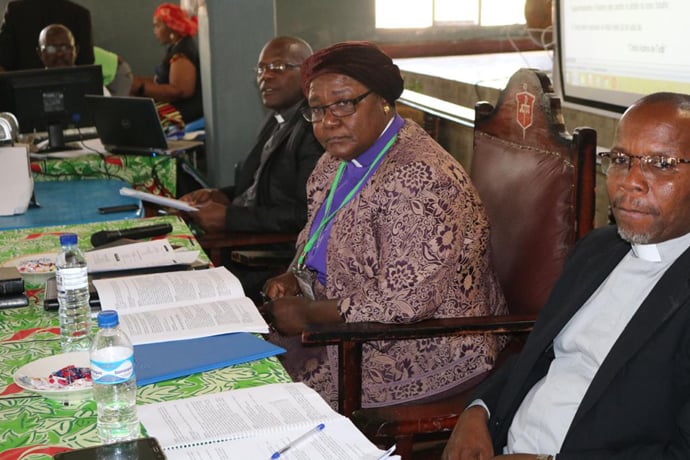 Revma Bispoa Joaquina Filipe Nhanala da Área de Moçambique, ladeada a direita pelo Superintendente Boaventura Mazive de Maputo Cidade e o Assistente Episcopal do Norte de Mocambique, Rev. Jacob Jenhuro. Foto de Arquivo, por Joao Filimone Sambo.