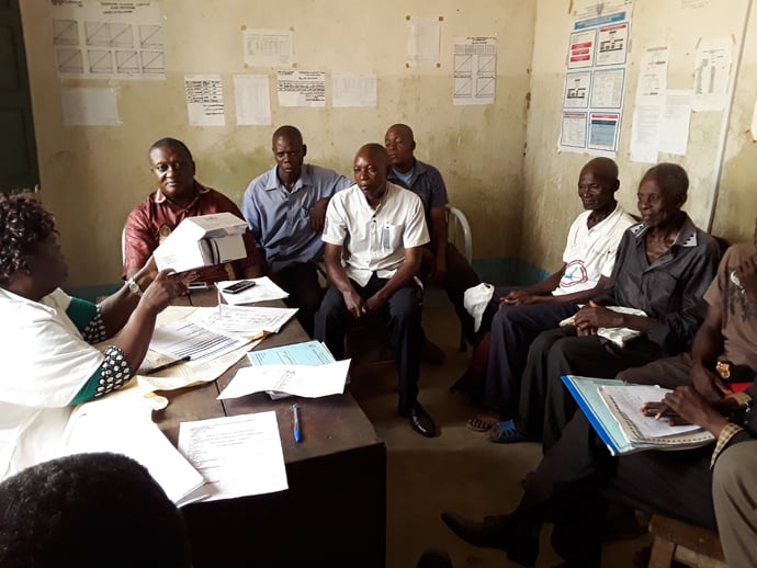 Madame Denise MONDJI, (à gauche), coordinatrice de santé de la mère et de l'enfant explique aux prestataires et aux relais communautaires les signes de danger pendant la grossesse. Global Health est un programme de renforcement du système de santé dans la Région Épiscopale du Congo Central.