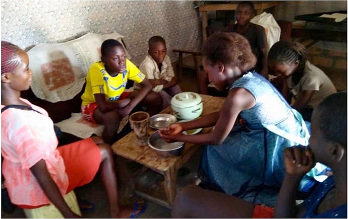 Les enfants de la famille Mumba se lavent les mains dans le même bol avant de passer à table. En RDC, le partage de la nourriture dans le même bol est un symbole de fraternité et de relations profondes. Photo du Rév. Mumba Masimango, UMNS.