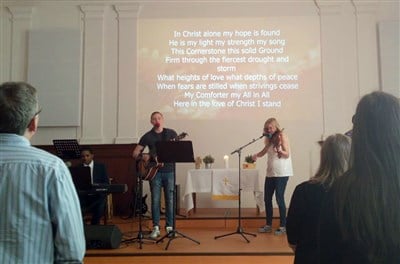 Adoración en la Iglesia Metodista Unida de habla inglesa en Praga. Foto cortesía de la Conferencia Anual de Holston.