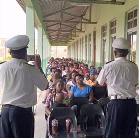 Agentes de Polícia de Trânsito que estiveram no acto de abertura do ano lectivo 2020, onde deram palestra sobre a segurança rodoviária. Matola, foto de Mércia Mondlane.