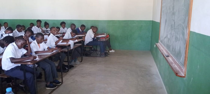 Turma da Oitava Classe em plena aula em Março último antes da implementação do Estado de Emergência no Pais. Matola, foto de Rev. Olga Maria Raimundo.