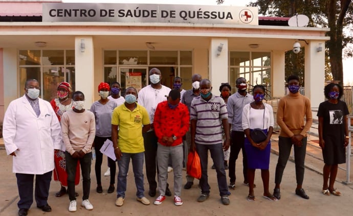 Pessoal médico hospitalar do Quessua e voluntários da IMU. Malange, foto de João Nhanga.