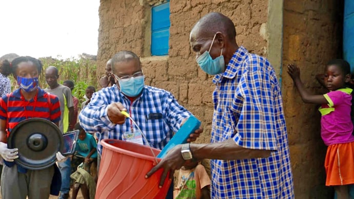 Distribuição de baldes e produtos de higienização ás comunidades para a prevenção da COVID19. Malange, foto de João Nhanga.