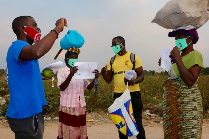 Equipes da IMU do Leste de Angola na distribuição de máscaras e panfletos contendo explicação sobre prevenção da COVID-19. Malange, foto de Gelson Carlos.