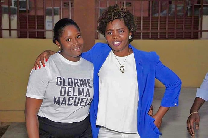 Glorine Telma Macuele e Marieth de Oliveira, jovens mulheres metodistas. Luanda, foto de Orlando da Cruz.