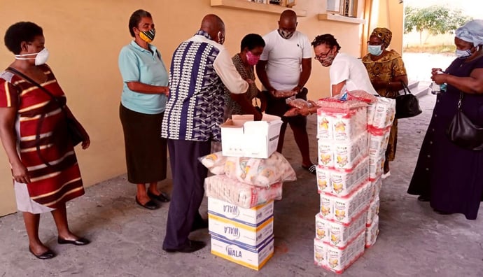 Voluntários da Malanga 2 na organização dos bens alimentícios que seriam distribuídos pelas comunidades carentes. Malanga, foto de João Sambo.