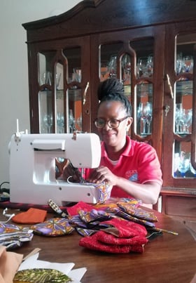 Senhora Marta Banze, uma das costureiras voluntária das Mulheres da Malanga 2. Matola, foto de Suneila Moamba.