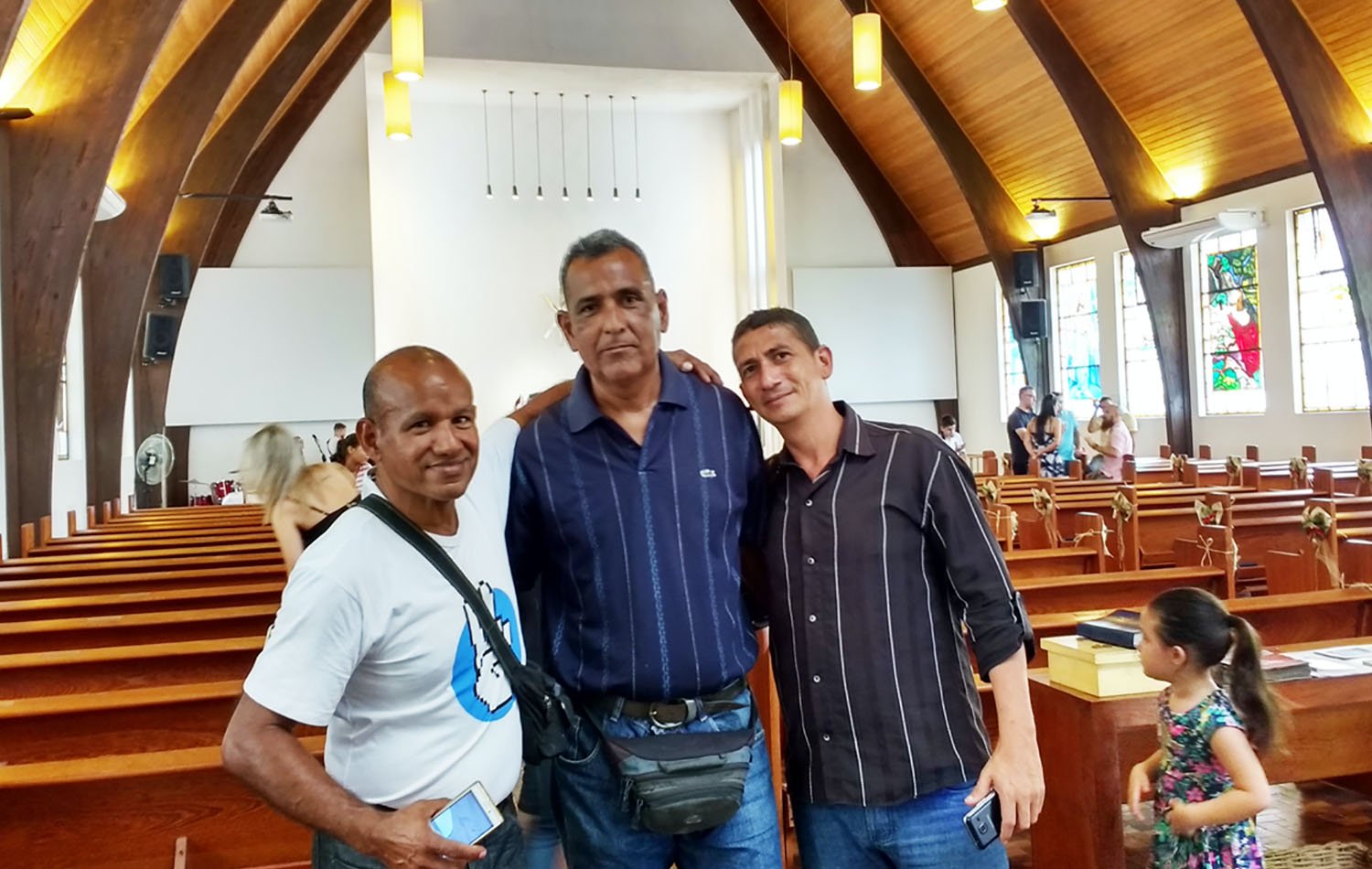 Los visitantes venezolanos David, Christian y Josef en el santuario de la Congregación Wesley, Porto Alegre, Brasil. Foto de Paulo Bruhn. 