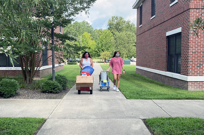 Students at Virginia Wesleyan University, a United Methodist-related school in Virginia Beach, make the move into dormitories for fall term. The COVID-19 pandemic has created many challenges for colleges and seminaries as they seek to resume in-person classes safely amid the ongoing pandemic. Photo courtesy of Virginia Wesleyan University.