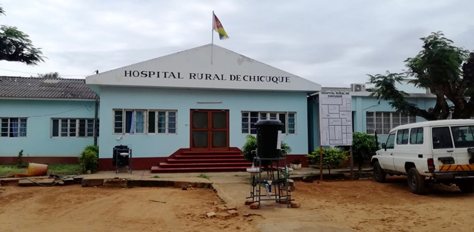 Vista frontal do Hospital Rural de Chicuque, um dos hospitais de referência na província de Inhambane no Maxixe, Moçambique. Foto de António Wilson.