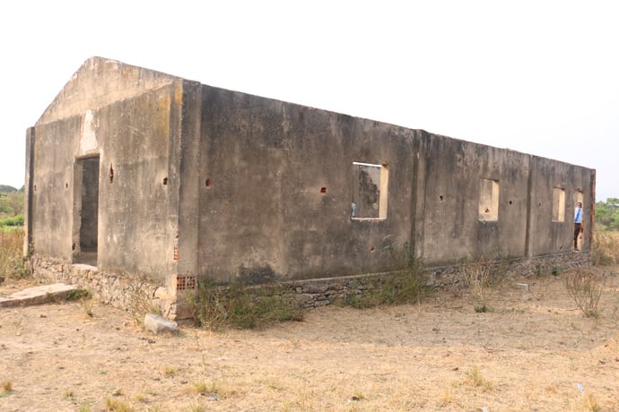 Templo de Langueka, construída em 1970, reergue-se dos escombros e sinal de esperança para o povo de Deus no município de Kiwaba Nzoji. Foto de João Nhanga.