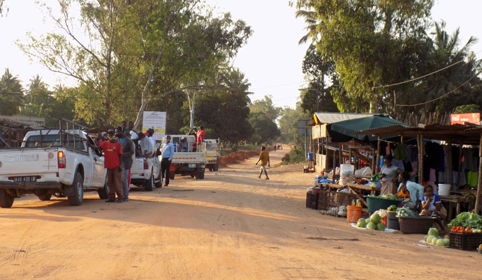 A estrada com 12 km a ser reabilitada que dará fácil acesso ao Centro Educacional de Cambine começa na EN1, junto ao mercadinho no Morrumbene, Moçambique. Foto de Antônio Wilson.