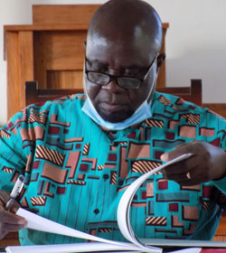 Administrador do distrito de Morrumbene, Morgen Moterizo Candeeiro, assinando o livro de protocolo nos momentos finais da sua visita o Centro Educacional de Cambine no Morrumbene, Moçambique. Foto de Antônio Wilson.