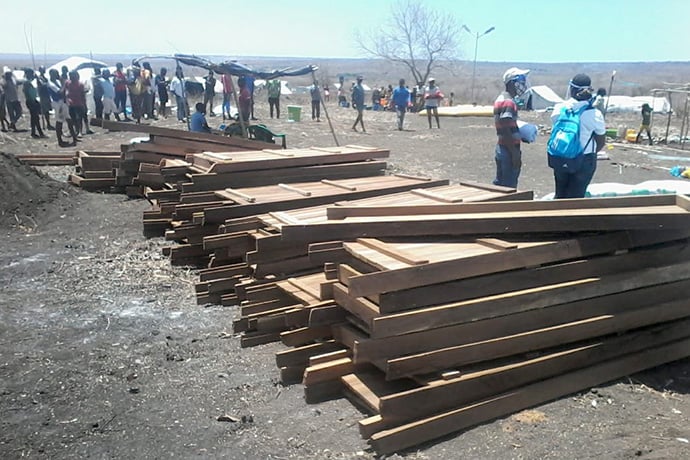 O Comité Metodista Unido de Emergência está a fornecer material para construção de abrigos temporários para milhares de pessoas que fugiram dos ataques de insurgentes islâmicos na província de Cabo Delgado, no norte de Moçambique. Foto de Eurico Gustavo, Noticias, UM.