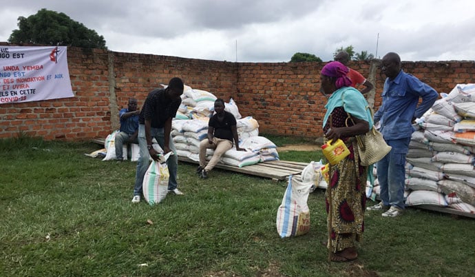 Une dame reçoit un récipient d'huile. Plusieurs ménages ont bénéficié de la nourriture dans le cadre de la subvention Sheltering in Love  du Fonds de réponse COVID-19 d’UMCOR, l’agence humanitaire de la dénomination mondiale. Les bénéficiaires sont les personnes âgées, les pasteurs, les veuves et les orphelins. Photo par Chadrack Londe, UM News.