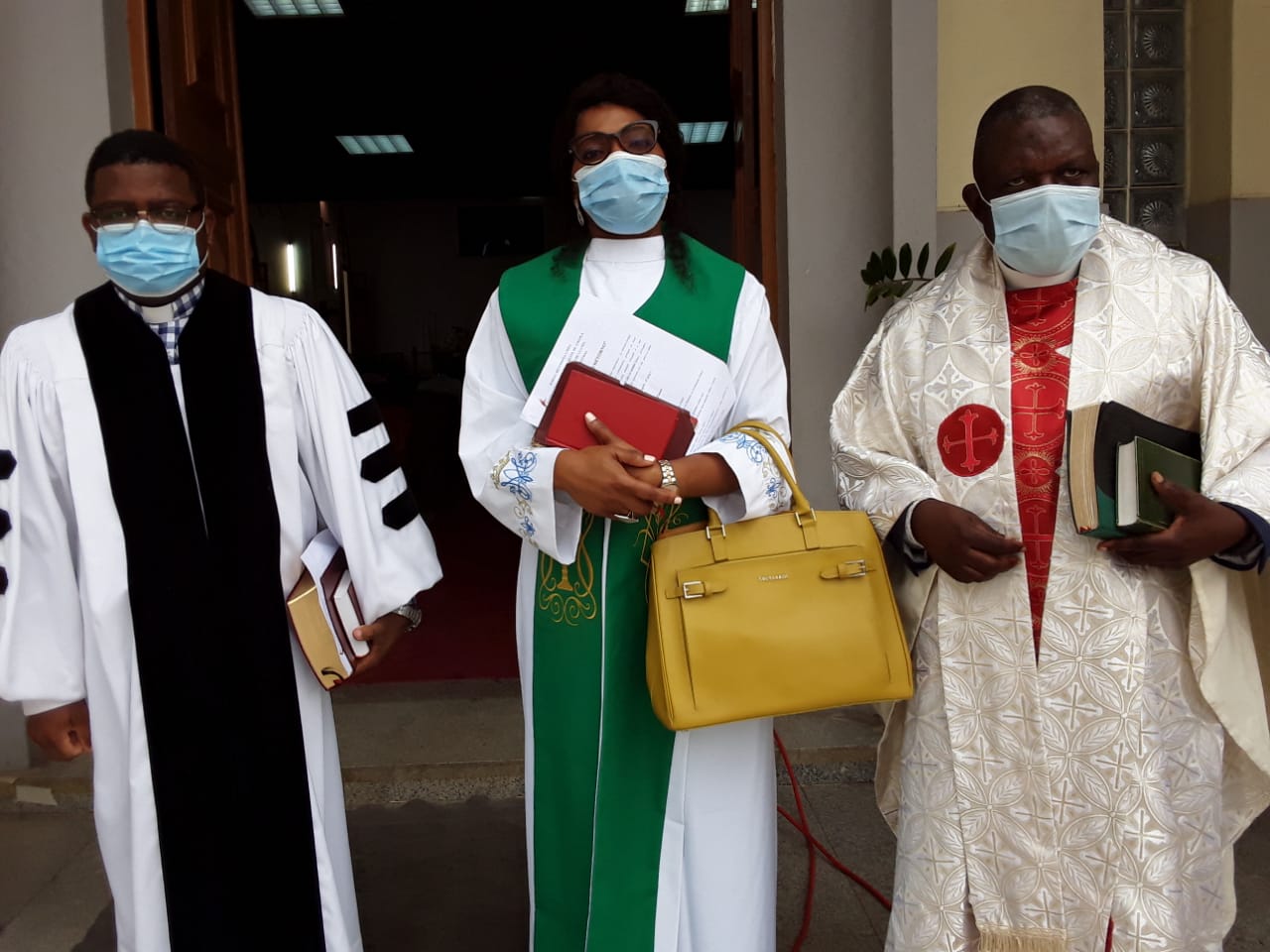 Revs Hélder Eduardo, Virginia Nkutxi e Moisés Bernardo Jungo, Pastores da Igreja Metodista Unida Central. Luanda, foto de Augusto Bento.