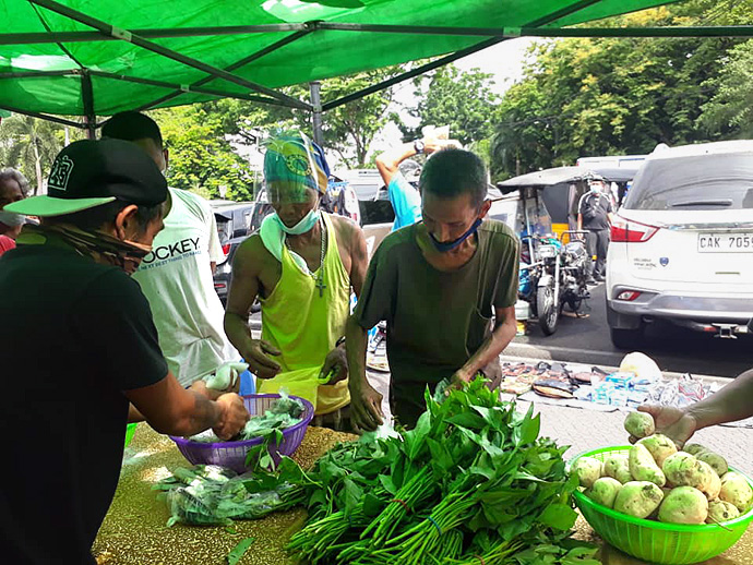 Visitors receive fresh vegetables at a community pantry set up by the Asuncion A. Perez Memorial Center Inc. in front of Central United Methodist Church in Manila, Philippines. The center, a ministry of the Philippines Central Conference, helped to build additional pantries around Manila, Quezon City, Laguna and Pampanga. Photo courtesy of Liza Cortez.