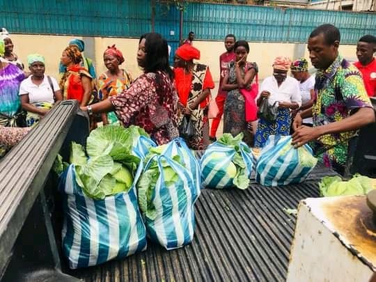 Distribuição gratuita dos produtos colhidos do campo Agrário de Caxito às mulheres viúvas dos pastores bem como para a comunidade, no pátio da Igreja Central, Luanda. Foto de Augusto Bento.