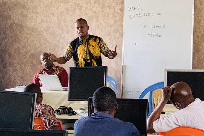 Le révérend César Lodiha Akoka dirige une réunion hebdomadaire avec l’Association des étudiants Méthodistes Unis qu’il a initiée à l’Université John Wesley de l’Église Méthodiste Unie à Kinshasa, en RDC. Photo d’Alexandra Pierre, Association des étudiants Méthodistes Unis.