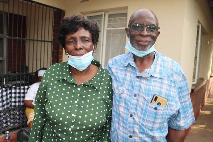 Elizabeth et Raymond Maravi ont fondé l’académie de football pour lutter contre l’abus de drogues et de substances dans leur quartier de Harare. Ils sont membres de l’église Méthodiste Unie Macedonia Glen View 7 dans la banlieue de Harare. Photo d’Eveline Chikwanah, UM News.