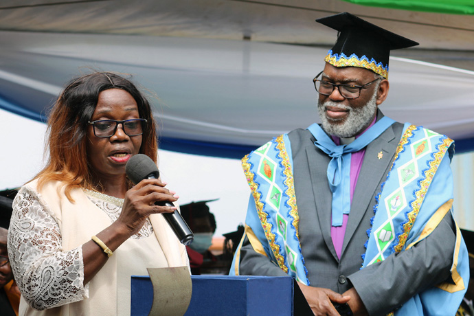 Warner H. Brown (à droite), évêque intérimaire de la Conférence de Sierra Leone, observe Millicent Yambasu recevoir un prix à titre posthume au nom de son défunt mari, l’évêque John K. Yambasu, qui a fondé l’Université Méthodiste Unie de Sierra Leone. Le premier groupe d’étudiants inscrits à l’université a reçu son diplôme le 26 février au campus de Leicester Peak. Photo de Phileas Jusu, UM News.