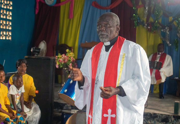 Le pasteur Kalema Tambwe, Surintendant du district de Kindu Sud, explique brièvement l’histoire de l’Église Méthodiste Unie du Congo pendant le culte du 22 février à la chapelle de l’église locale de Cité Salama dans la Conférence annuelle du Congo Est. Historien et auteur d’un livre sur l’histoire de l’Église Méthodiste Unie du Congo Est, Tambwe est également membre de la commission chargée de préparer la célébration du centenaire en juillet. Photo de Chadrack Londe, UM News.