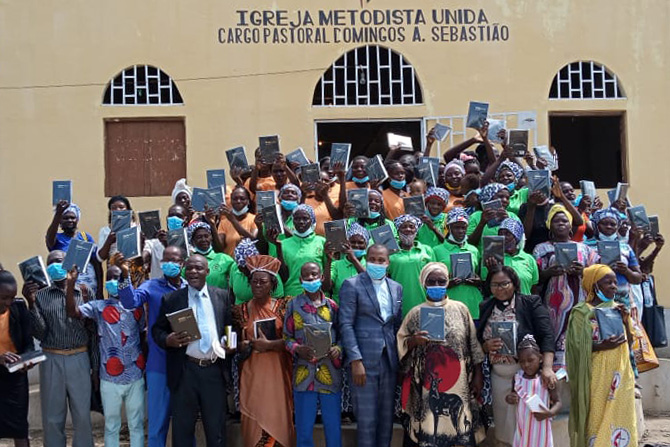 Doadores, líderes da IMU, da SBA e beneficiários de Terra Nova, fazem uma foto defronte da Capela de Domingos A. Sebastião, no distrito de Bengo. Foto de Augusto Bento.