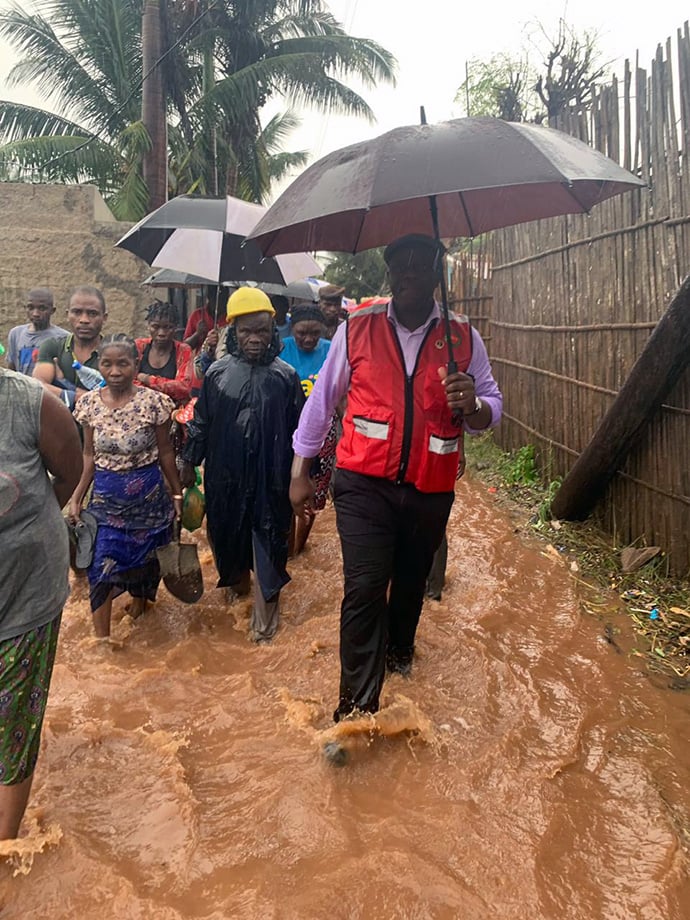 Durante visitas de monitoria nas zonas afectadas em Nampula, alguns lideres tiverem que entrar dentro da agua e debaixo da chuva. Imagem de Arquivo, Norte do Save.