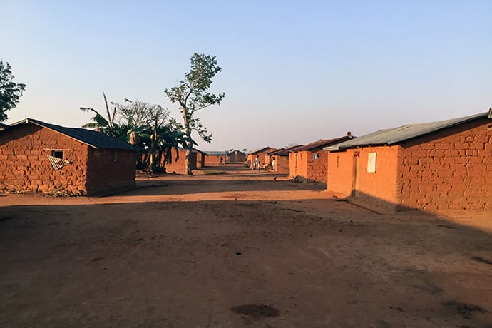 Este é o estilo de casas construídas com material local em muitas partes de África. Quando há enxurradas, facilmente sao destruídas. Foto cedida gentilmente por Augusto Bento