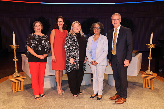 Panelistas de izquierda a derecha: Stephanie Sharp, exlegisladora de Kansas, la Dra. Brenda Shoup, oncóloga ginecológa, la Dra. Michelle Lentell, obstetra/ginecóloga, la jueza federal de distrito Julie A. Robinson, y el Rev. Adam Hamilton, pastor principal de la IMU La Resurrección. Foto de Tom Bradley.