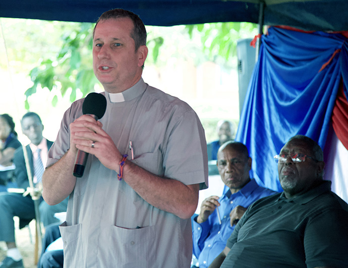 Le Révérend Owen Ross, Directeur du Développement de l'Église pour la Conférence du Texas du Nord, parle de son amour pour le foyer pour enfants de Fairfield, qui a commencé lorsqu'il a fréquenté Africa University pendant un semestre. Il traversait le campus pour se rendre dans la vallée de la Mission Old Mutare afin de rendre visite aux enfants. Les enfants ont saisi mon cœur et ne l'ont plus lâché, dit-il. Photo reproduite avec l'aimable autorisation du Bureau des Affaires publiques de Africa University.