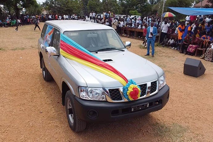 A bow adorns a Nissan 4x4 vehicle presented to United Methodist Bishop Gabriel Yemba Unda to facilitate the church’s work in remote parts of the bishop’s episcopal area. The SUV, a gift from Congolese President Félix Antoine Tshisekedi Tshilombo, was presented during a ceremony in Kindu, Congo, in September. Photo by Judith Osongo Yanga, UM News. 