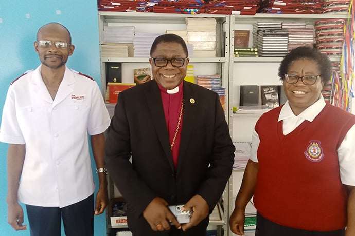 Bispo Paul Baofa, presidente do Conselho Metodista Africano visita a Sede da Exército de Salvação. Junto está o Tenente Coronel Mário Arão José e a missionária Ritha Chikoondo. Maputo, foto de João Filimone Sambo.