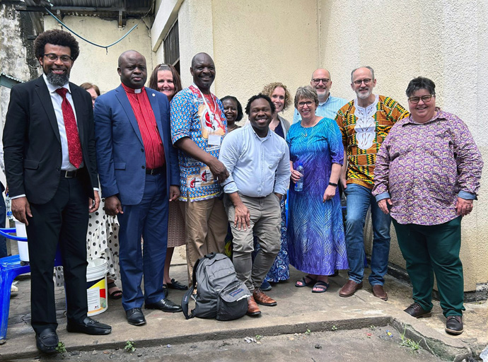 Bispos, líderes da igreja, delegados e funcionários da agência geral estiveram entre os que participaram no Fórum Metodista Unido de África em Dar es Salaam, Tanzânia, de 4 a 7 de Janeiro. A reunião reuniu 190 delegados Africanos antes da Conferência Geral. Foto cortesia do Rev. Lloyd Nyarota. 