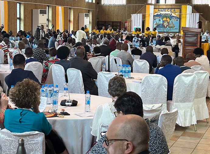 Durante a reunião do Fórum Metodista Unido de África no Centro Episcopal Católico da Tanzânia, em Dar es Salaam, Tanzânia, de 4 a 7 de Janeiro, as conversas centraram-se na unidade da igreja, na regionalização, no ensino superior no continente e nos Princípios Sociais Revisados propostos. Foto cortesia do Rev. Lloyd Nyarota. 